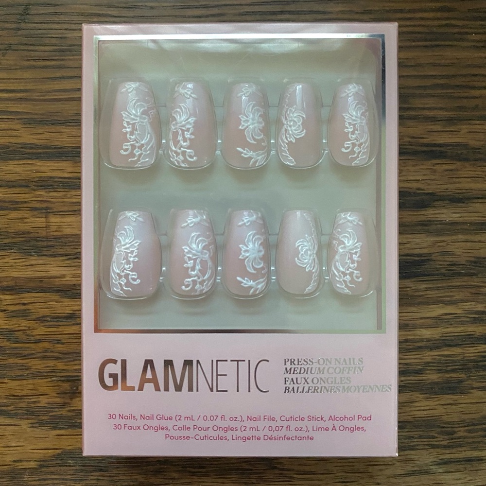 Glamnetic Medium Coffin Press-On Nails 
LACE BLUSH
